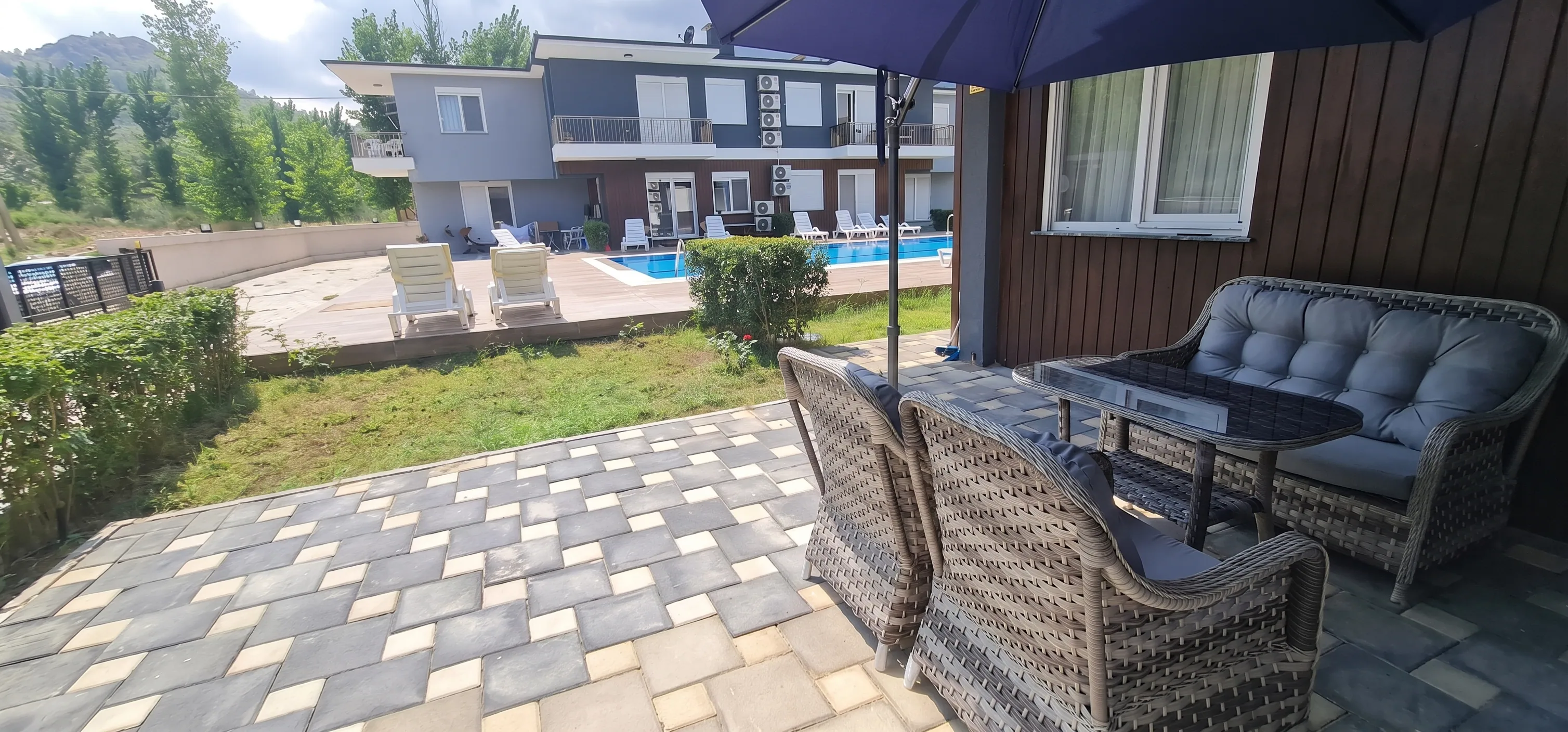 Garden breakfast area under palm trees - Palmiye Home